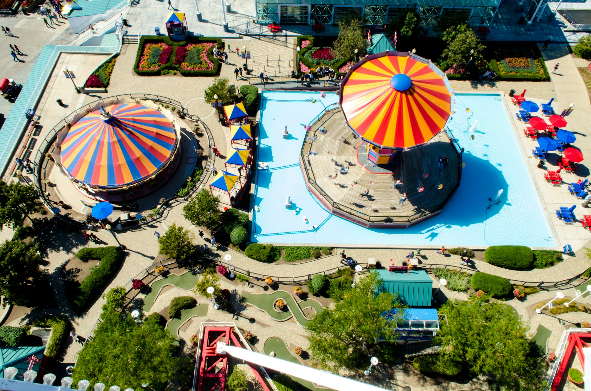 birds eye view of theme park with a pool